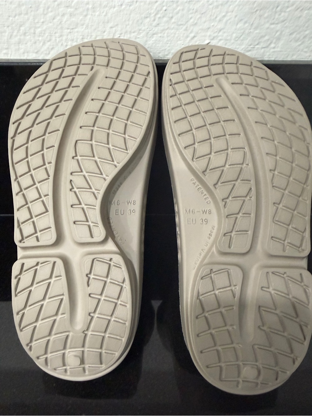 OOFOS OOahh Recovery Slides Beige Taupe M6 W8 EU39 - Picture 4 of 4